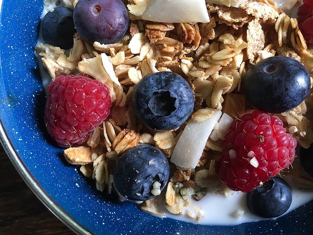vegan-breakfast-idea-3-non-dairy-milk-with-granola-cereal
