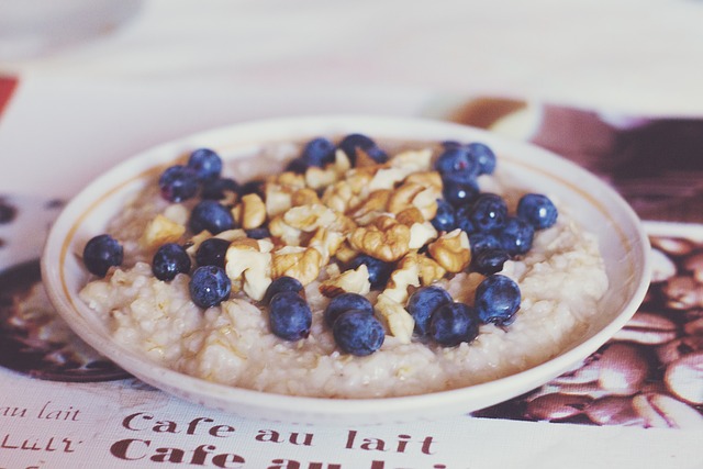 vegan-breakfast-idea-4-oatmeal-with-nuts-and-fruits